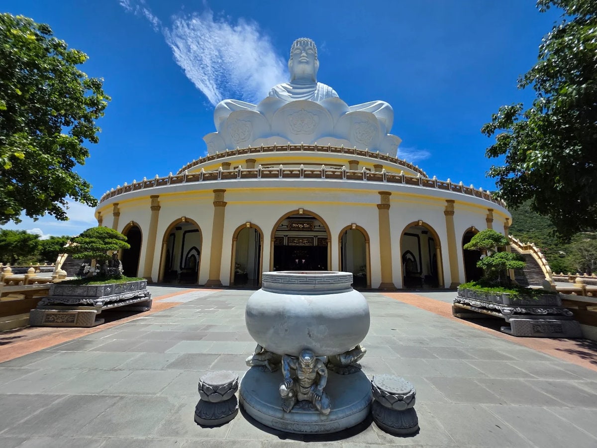 Khu vực chân tượng Phật 